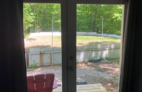 Beulah Apartment | Hockey Themed Room with Wooded Trails