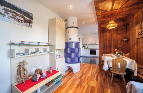 Schenna Apartment | Hoferhof Apartement 'Bergzauber' with Mountain View, Garden & Wi-Fi