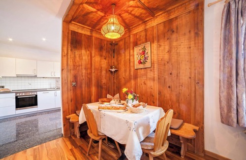 Schenna Apartment | Hoferhof Apartement 'Bergzauber' with Mountain View, Garden & Wi-Fi