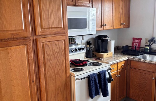 Springfield Apartment | Hogwartz "House Ravenclaw" Themed 2-bd, 1-ba upstairs apartment.