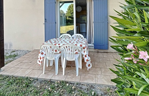 Saint-Saturnin-les-Avignon Villa | Holiday home in holiday residence with swimming pool