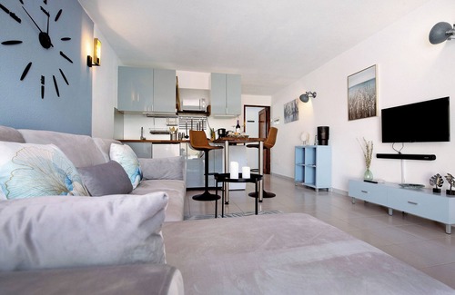 Caleta de Fuste Apartment | Holiday Apartment "Casa Vitamin Sea" with Mountain View, Terrace & Wi-Fi