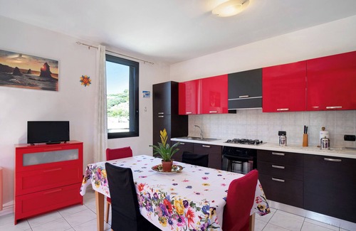 Bussana Apartment | Holiday Apartment "Bussana Mare" with Mountain View, Private Terrace & A/C