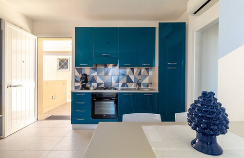 Marina di Ragusa Apartment | Holiday Accommodation "Brezzadisudest" with Wi-Fi and private outdoor area