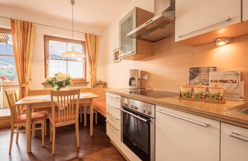 Caines Apartment | Holiday Apartment "Tischlerhof - Typ B" with Wi-Fi, Terrace and Mountain View