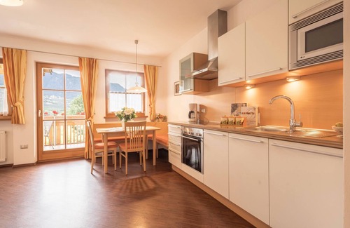 Caines Apartment | Holiday Apartment "Tischlerhof - Typ B" with Wi-Fi, Terrace and Mountain View