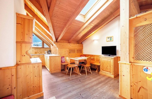 Montechiaro Apartment | Holiday Apartment "Hof am Schloss Zirm" with Mountain View and Wi-Fi