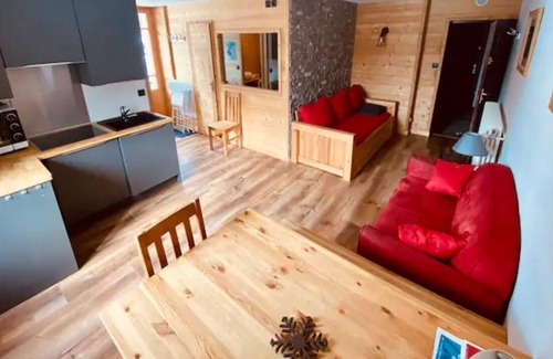 Les Tines Apartment | Holiday Apartment 'Mer De Glace 2 Pièces Terrasse' with Shared Garden, Balcony & Wi-Fi