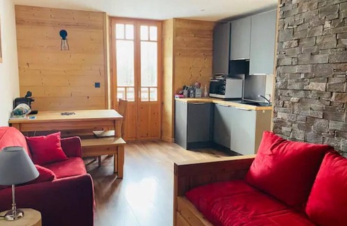 Les Tines Apartment | Holiday Apartment 'Mer De Glace 2 Pièces Terrasse' with Shared Garden, Balcony & Wi-Fi