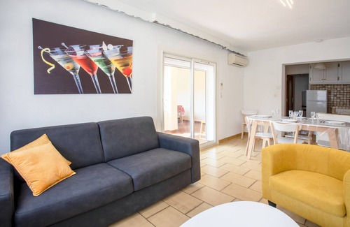 La Londe-les-Maures Apartment | Holiday Apartment "Location La Londe" with Private Garden & Wi-Fi