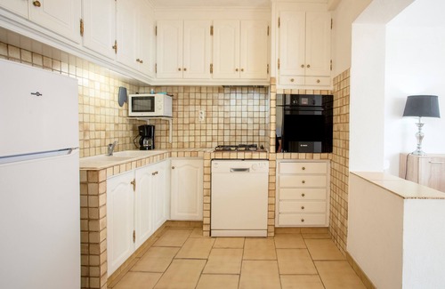 La Londe-les-Maures Apartment | Holiday Apartment "Location La Londe" with Private Garden & Wi-Fi