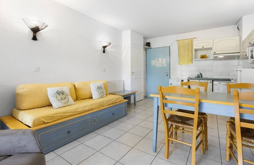 Plan-de-la-Tour Apartment | Holiday Apartment with Mountain View, Shared Pool and Wi-Fi