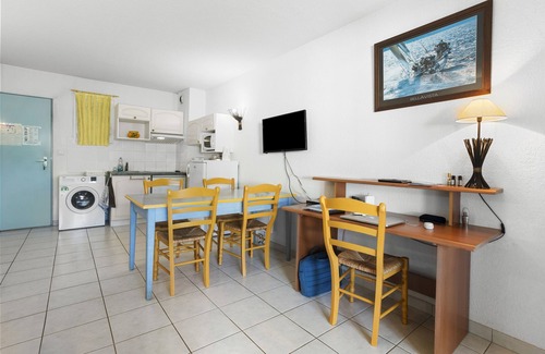 Plan-de-la-Tour Apartment | Holiday Apartment with Mountain View, Shared Pool and Wi-Fi