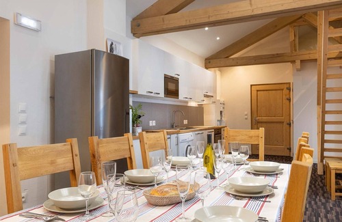 Nancroit Apartment | Holiday apartment over 2 floors with mountain view