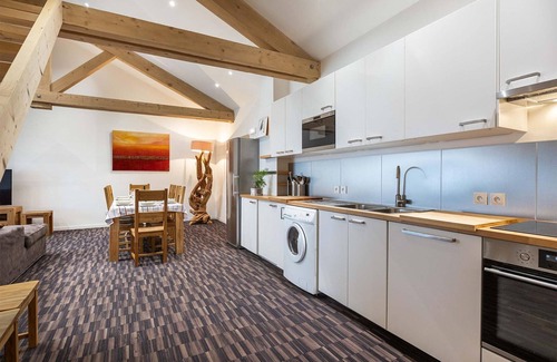 Nancroit Apartment | Holiday apartment over 2 floors with mountain view