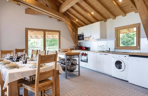 Nancroit Apartment | Holiday apartment over 3 floors with mountain view