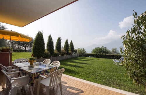 Frader Apartment | Holiday apartment with terrace and beautiful lake view