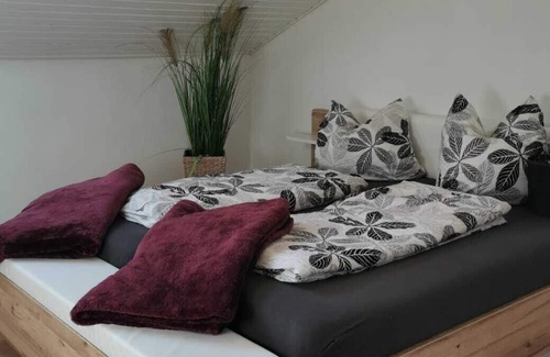 Rotthalmuenster Apartment | Holiday Apartment Ferienwohnung am Kirchfeld with Shared Garden & Wi-Fi