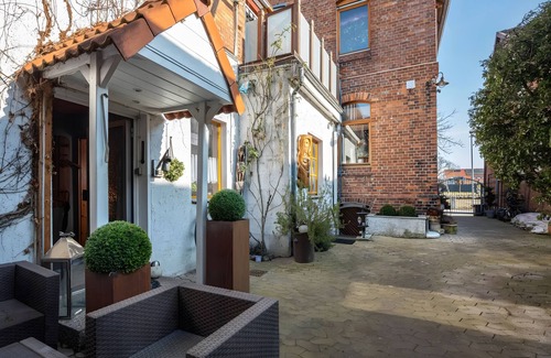 Hildesheim District Apartment | Holiday Apartment '2' with Private Terrace, Private Garden and Wi-Fi