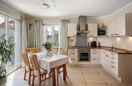 Munchen District Apartment | Holiday Apartment 'Alpencity' with Terrace and Wi-Fi