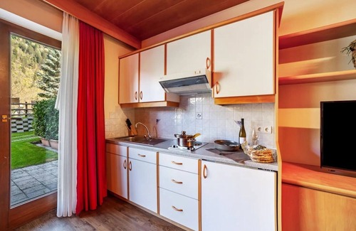 Saltusio Apartment | Holiday Apartment "Alpenhof Lodge Butterblume" with Mountain View, Pool & Wi-Fi