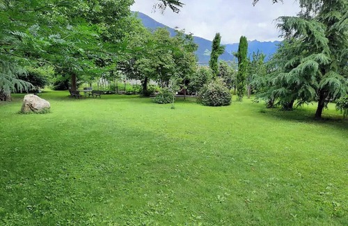 Lana Apartment | Holiday Apartment 'Annabelle' with Shared Pool, Shared Garden and Wi-Fi