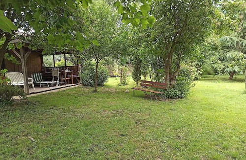 Lana Apartment | Holiday Apartment 'Annabelle' with Shared Pool, Shared Garden and Wi-Fi