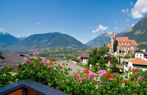 Schenna Apartment | Holiday Apartment 'Appartement Wieser A' with Mountain View, Shared Garden and Wi-Fi