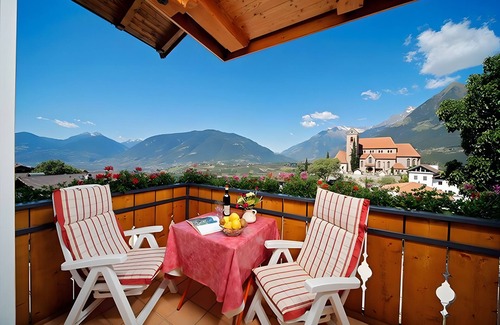 Schenna Apartment | Holiday Apartment 'Appartement Wieser A' with Mountain View, Shared Garden and Wi-Fi