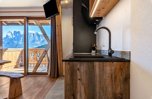Collalbo Apartment | Holiday Apartment "Aschnerhof Holzherz" with Mountain View, Private Balcony & Wi-Fi