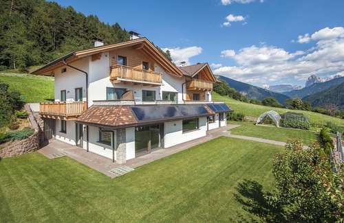 Laion Apartment | Holiday Apartment 'Avea App 1-2 Personen' with Mountain View and Garden