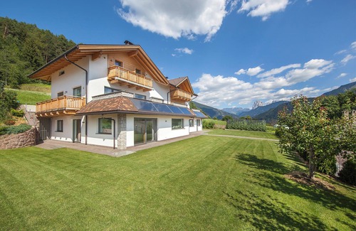 Laion Apartment | Holiday Apartment 'Avea App 1-2 Personen' with Mountain View and Garden
