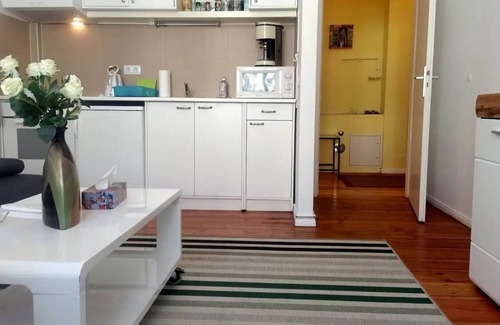 Lichtenberg Apartment | Holiday Apartment "Balkon Flat In Berlin" with Balcony & Wi-Fi
