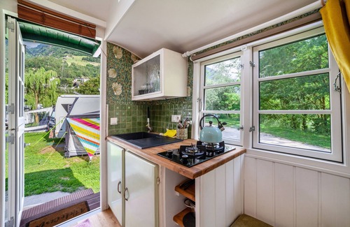 Saltusio House | Holiday Apartment 'Camping Passeier Glamping Tilia' with Mountain View, Communal Pool and Wi-Fi