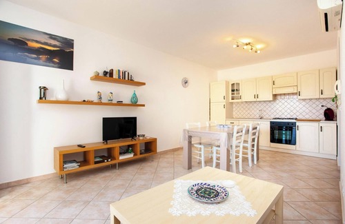 Orosei Apartment | Holiday Apartment "Casa Antonella" with Garden, Balcony & Air Conditioning