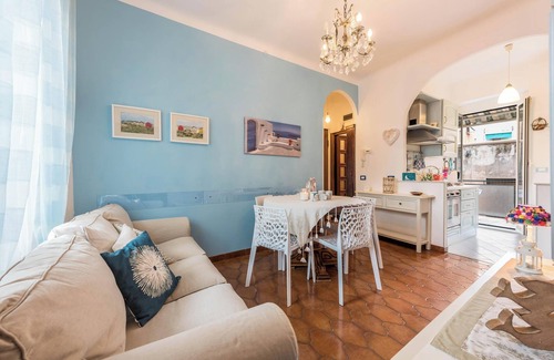 Varazze Apartment | Holiday Apartment "Casa Bea Varazze" in Central Location with Wi-Fi & Balcony