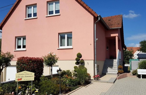 Rosheim Apartment | Holiday Apartment "Chambre D'Hotes Clos Des Pommiers" with Private Garden & Wi-Fi