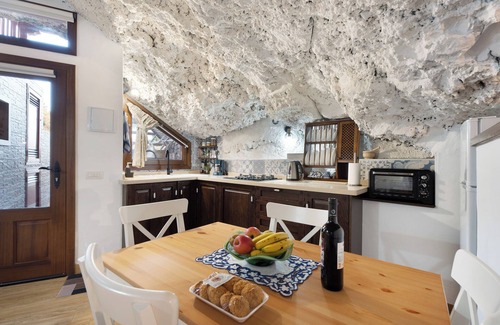 Tijarafe Apartment | Holiday Apartment "Cueva El Desvelo" with Sea View, 3 Private Terraces & Wi-Fi