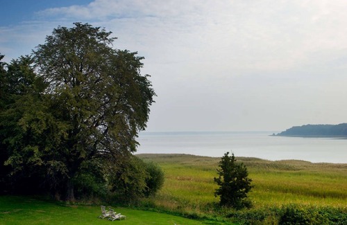 Grubnow Apartment | Holiday Apartment "Gut Grubnow Rügen - 1" with Lake View, Shared Garden & Wi-Fi