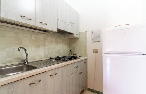 Ugento Apartment | Holiday Apartment "Domus Mea Salento Arazzo Rosso" with Shared Pool, Shared Terrace & Wi-Fi