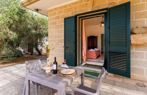 Ugento Apartment | Holiday Apartment "Domus Mea Salento Arazzo Rosso" with Shared Pool, Shared Terrace & Wi-Fi