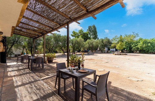 Ugento Apartment | Holiday Apartment "Domus Mea Salento Arazzo Rosso" with Shared Pool, Shared Terrace & Wi-Fi
