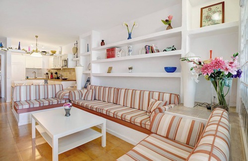 Costa Teguise Apartment | Holiday Apartment 'Isla and Ocean' With Pool and Wi-Fi
