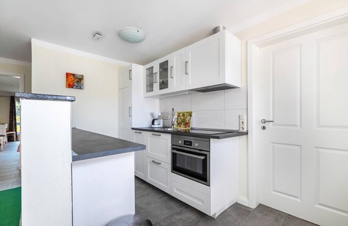Schafstedt Apartment | Holiday Apartment 'Ferienhaus Erlengrund B' with Private Terrace, Shared Garden and Wi-Fi