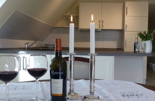 Wennbuttel Apartment | Holiday Apartment 'Felderblick Oben' with Private Garden, Balcony and Wi-Fi