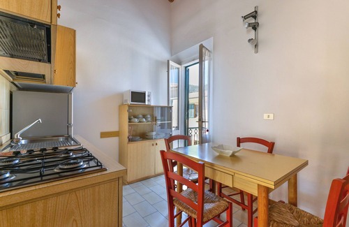 Procchio Apartment | Holiday Apartment "Il Quadrifoglio 2" near Beach with Private Terrace & Wi-Fi