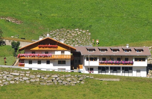 Cadipietra Apartment | Holiday Apartment "Niederkoflhof Klausberg" with Mountain View, Balcony & Wi-Fi