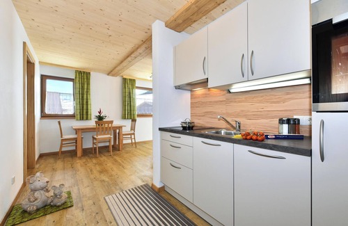 Racines Apartment | Holiday Apartment "Joselehof Enzian" with Mountain View, Wi-Fi & Garden