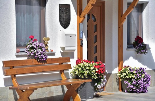 Racines Apartment | Holiday Apartment "Joselehof Enzian" with Mountain View, Wi-Fi & Garden