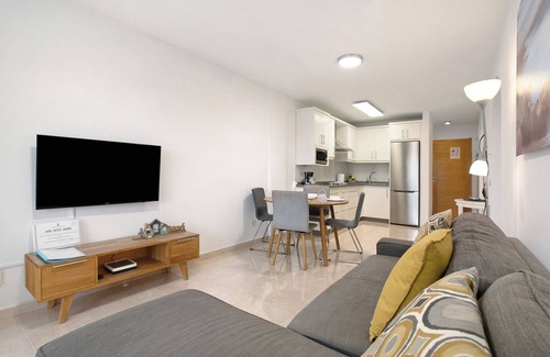 El Medano Apartment | Holiday Apartment 'La Perla F14 By Médano Rentals' with Shared Pool, Balcony and Wi-Fi